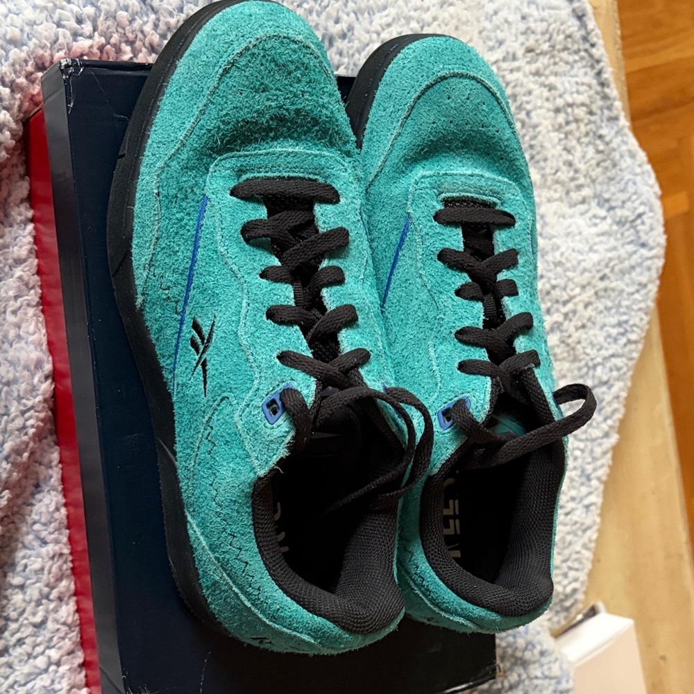 Reebok Unisex BB 4000ii sneakers.